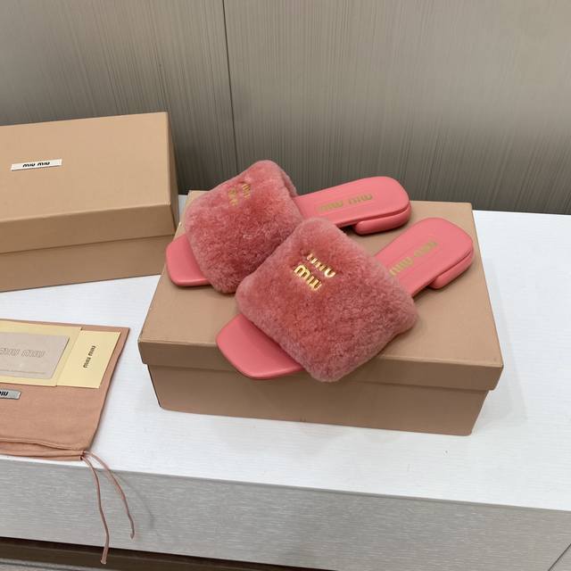 出厂价 顶级品质 缪缪miumiu2024秋冬新款半拖毛拖 代购级别！高级感十足！国内外博主刷爆的一款，复古又时髦 上脚美炸了！官网主推款★ 简约的格板设计，极