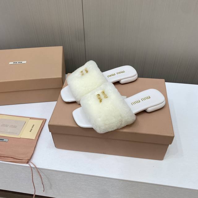 出厂价 顶级品质 缪缪miumiu2024秋冬新款半拖毛拖 代购级别！高级感十足！国内外博主刷爆的一款，复古又时髦 上脚美炸了！官网主推款★ 简约的格板设计，极