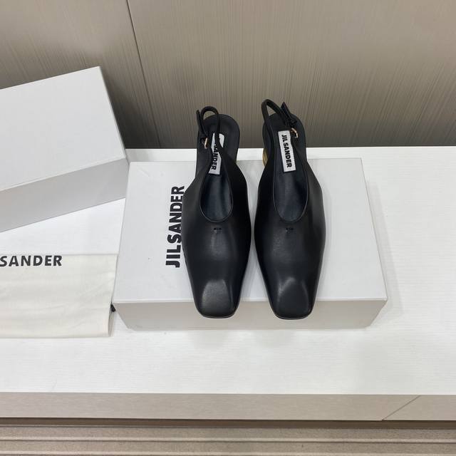 出厂价 顶级品质 Jilsander 24代购级 牛皮方头水晶高跟鞋 这双高跟鞋的设计非常简约大气，采用了经典的尖头设计，展现出优雅的气质。鞋面选用了优质的牛皮