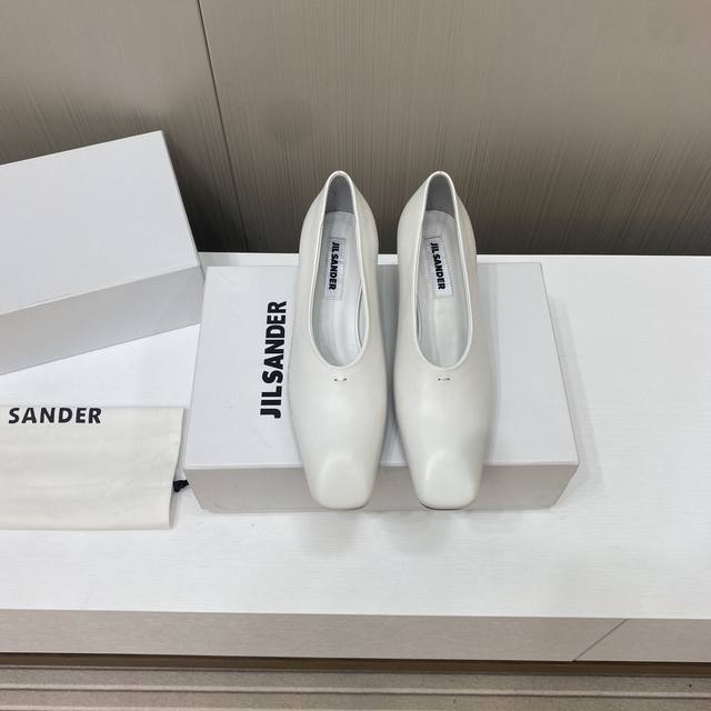 出厂价 顶级品质 Jilsander 24代购级 牛皮方头水晶高跟鞋 这双高跟鞋的设计非常简约大气，采用了经典的尖头设计，展现出优雅的气质。鞋面选用了优质的牛皮