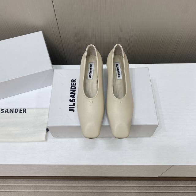 出厂价 顶级品质 Jilsander 24代购级 牛皮方头水晶高跟鞋 这双高跟鞋的设计非常简约大气，采用了经典的尖头设计，展现出优雅的气质。鞋面选用了优质的牛皮