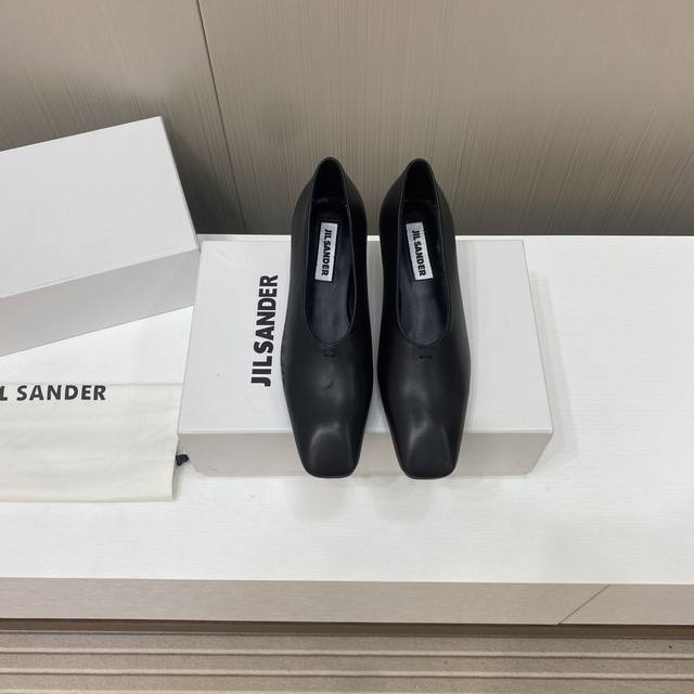 出厂价 顶级品质 Jilsander 24代购级 牛皮方头水晶高跟鞋 这双高跟鞋的设计非常简约大气，采用了经典的尖头设计，展现出优雅的气质。鞋面选用了优质的牛皮