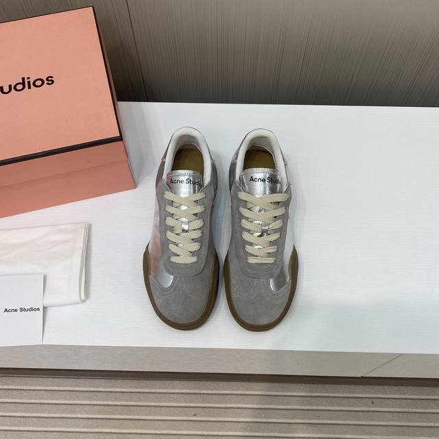 出厂价 Acne Studios 224春夏最新款 星星 德训鞋小白鞋 原版购入开发 做货 此款绑带运动鞋饰有烫印星星图案，选用皮革和麂皮拼接设计 细节满满 舒