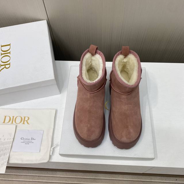 出厂价 最火迪奥雪地靴 这款 Dior Granville 及踝靴巧妙融合 Dior Chez Moi 系列元素。采用蓝色 Oblique 印花天鹅绒制作，饰以