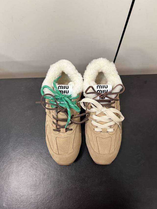 毛里 秀场主推款miumiu X New Balance 530复古休闲球鞋！Miumiu Ss24大秀上曝光了与new Balance 的全新联名企划 以53