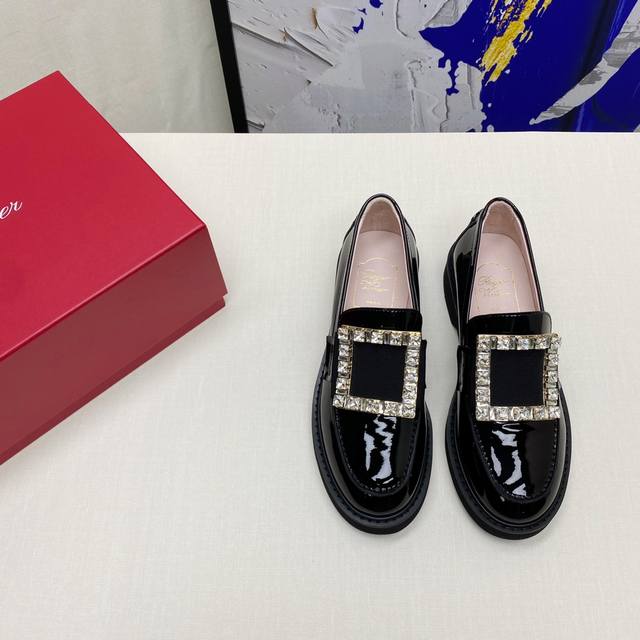 roger Vivier 』经典款顶级版本 秋冬官网推出经典钻扣系列，原版1:1复刻 面料:头层牛漆皮 内里:柔软绵羊皮 钻扣:原版施华洛k9玻璃钻，闪度做到极