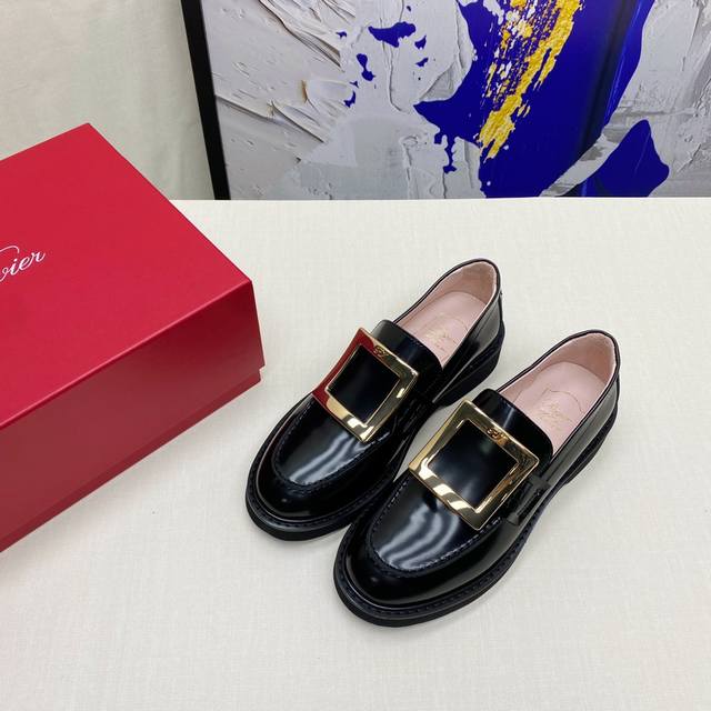 roger Vivier 』经典款顶级版本 秋冬官网推出经典款，原版1:1复刻 面料:头层开边珠牛皮 内里:柔软绵羊皮 饰扣:原版金属扣 码数:35-39，34