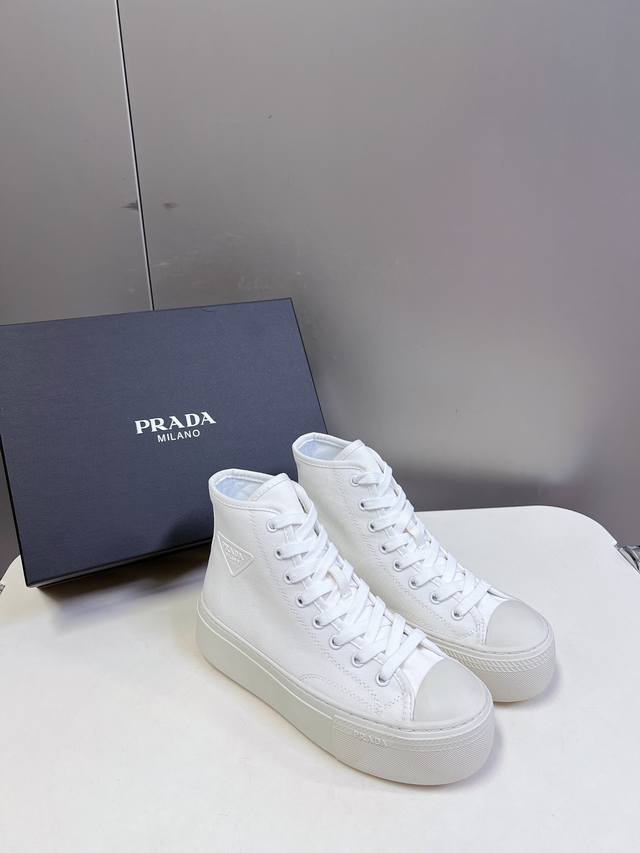 代购级 Prada 普拉达 24Ss秋冬厚底球鞋 帆布鞋 科技帆布最新黑科技 相隔几年prada又给我们带来好看的饼干鞋了 时髦精绝对不能错过的必入款 没有任何