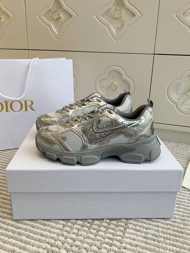 情侣款 Dio R迪奥dior & Nike 联名款秘厚底复古运动鞋老爹鞋 顶级品质 这款dior Chrono 运动鞋是二零二四秋季成衣系列新品，以 Dior