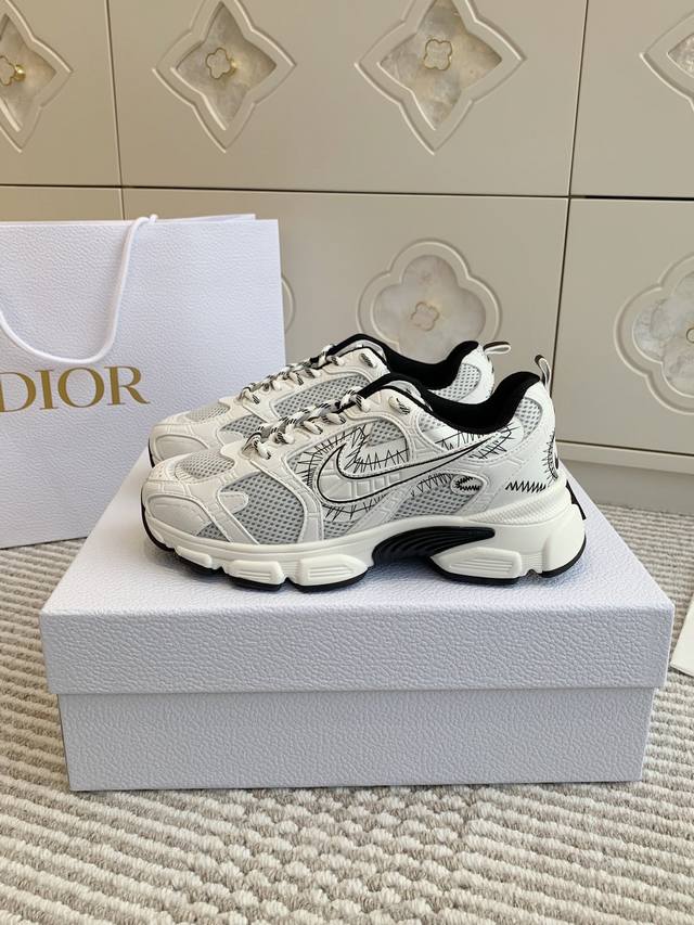 情侣款 Dio R迪奥dior & Nike 联名款秘厚底复古运动鞋老爹鞋 顶级品质 这款dior Chrono 运动鞋是二零二四秋季成衣系列新品，以 Dior