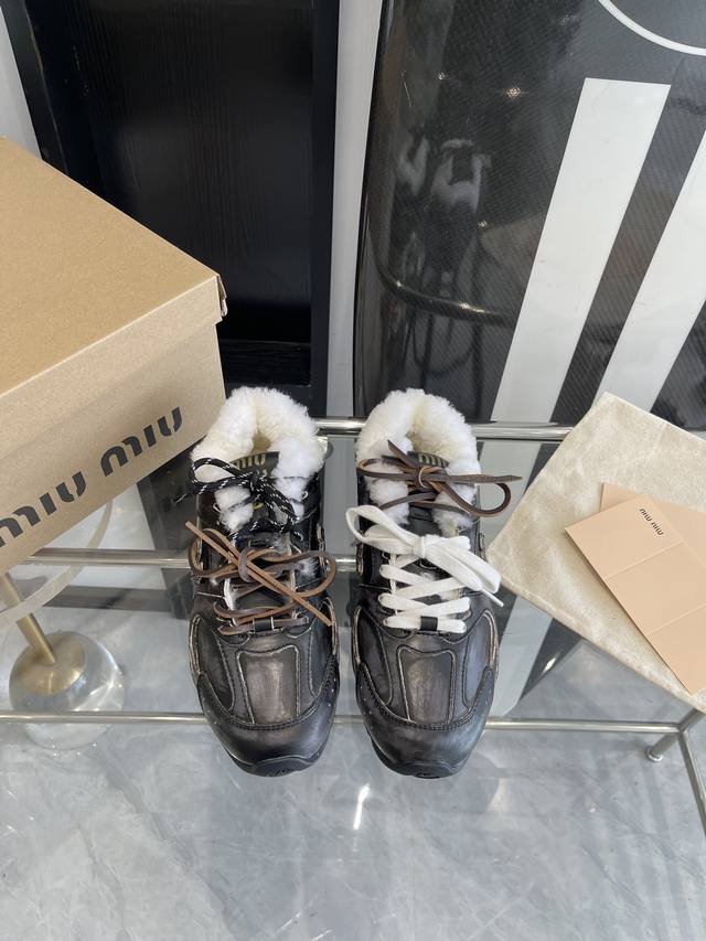 羊毛款 Miu Miu X New Balance联名款运动鞋 2024早春发售前先近赏同样是在十月的巴黎时装周，又被眼尖的粉丝们看见了 Miu Miu X N