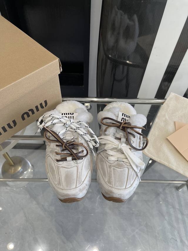 羊毛款 Miu Miu X New Balance联名款运动鞋 2024早春发售前先近赏同样是在十月的巴黎时装周，又被眼尖的粉丝们看见了 Miu Miu X N