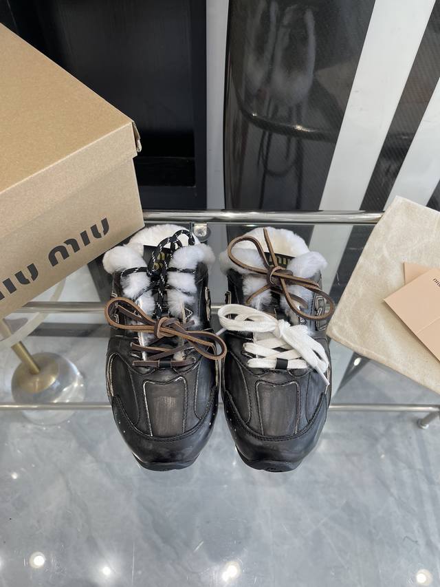 羊毛款 Miu Miu X New Balance联名款运动鞋 2024早春发售前先近赏同样是在十月的巴黎时装周，又被眼尖的粉丝们看见了 Miu Miu X N