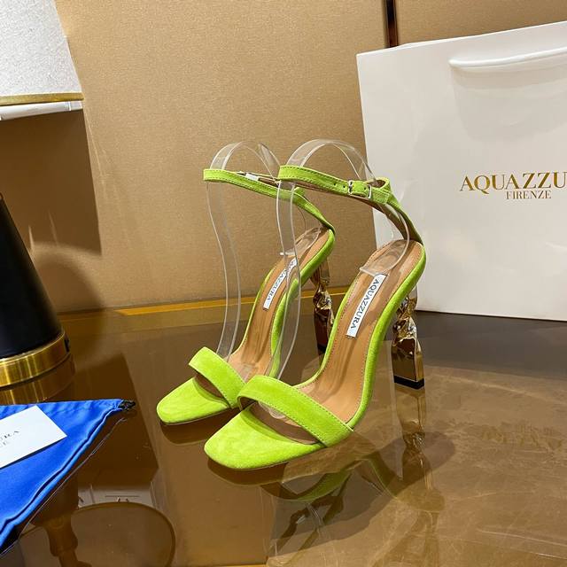 aquazzura 2024 新款凉鞋 面料采用原版定制牛皮制成，搭配9.5Cm金色烤漆跟，简单大气的设计。适合派对的设计适用各种套裙，连衣裙晚礼服，夜场各种款