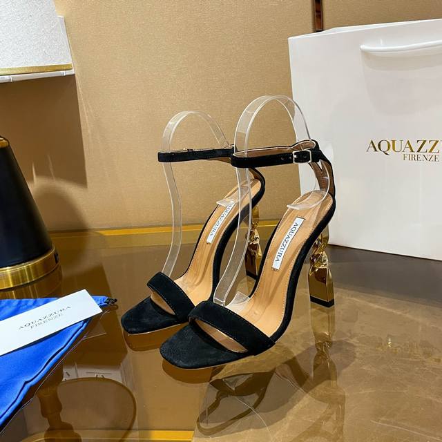 aquazzura 2024新款凉鞋 面料采用原版定制牛皮制成，搭配9.5Cm金色烤漆跟，简单大气的设计。适合派对的设计适用各种套裙，连衣裙晚礼服，夜场各种款式