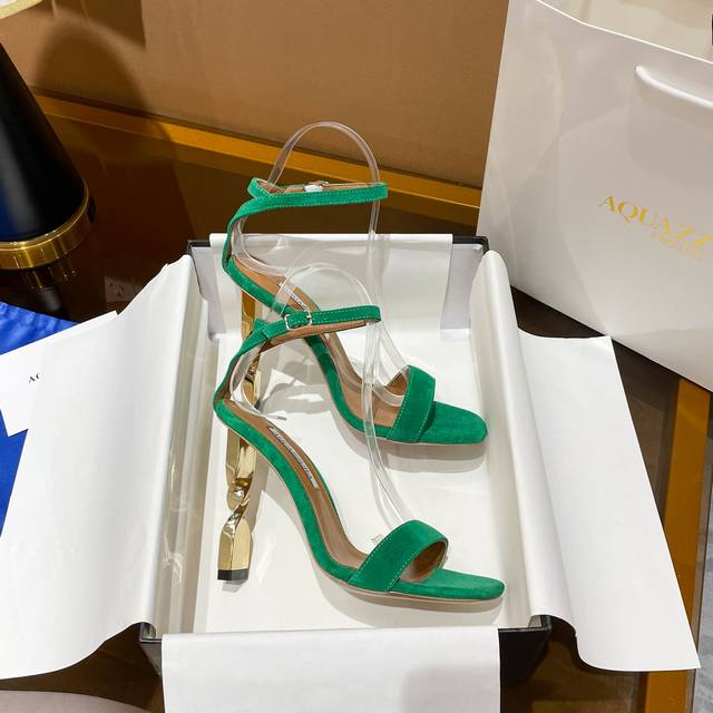 aquazzura 2024新款凉鞋 面料采用原版定制牛皮制成，搭配9.5Cm金色烤漆跟，简单大气的设计。适合派对的设计适用各种套裙，连衣裙晚礼服，夜场各种款式