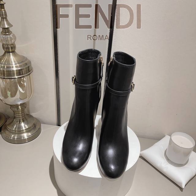 Fendi 芬迪 2025 新款新色 ：： 芬 迪 Delfina 皮革高跟短靴 圆头皮革delfina短靴，靴管采用优质皮革。鞋跟饰有镂刻细节和金色金属ff图