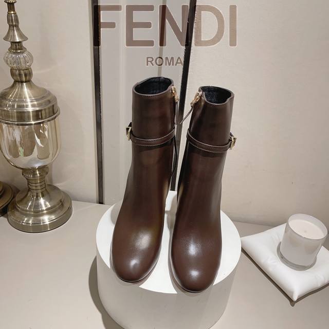 Fendi 芬迪 2025 新款新色 ：： 芬 迪 Delfina 皮革高跟短靴 圆头皮革delfina短靴，靴管采用优质皮革。鞋跟饰有镂刻细节和金色金属ff图