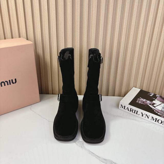 miumiu缪缪2024Vs秋冬最新走秀爆款系列 今年最值得入手的靴子 没有之一！超多网红明星上脚 。Miumiu今年秋冬确实泰酷辣，采用进口小牛皮，让看起来更