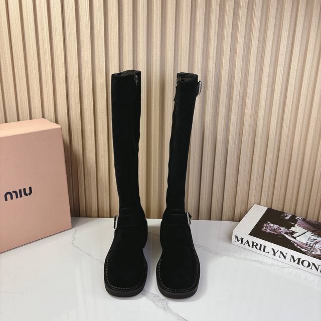 miumiu缪缪2024Vs秋冬最新走秀爆款系列 今年最值得入手的靴子 没有之一！超多网红明星上脚 。Miumiu今年秋冬确实泰酷辣，采用进口小牛皮，让看起来更