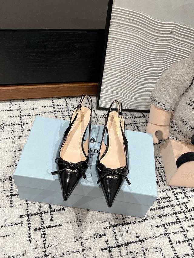 顶级品质 Prada Ss25 New Arrival～ 25早春新品后空尖头高跟鞋 蝴蝶结prada金属字母饰以点缀，高级感拉满 舒适好看又时髦～搭配裙子超美