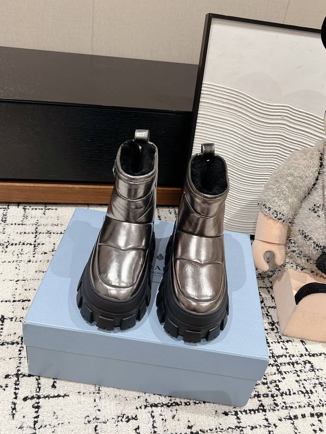 顶级品质 Prada Ss24 New Arrival- 24秋冬新款羊毛雪地靴 进口小牛皮鞋面 尾部皮圈点缀 三角标加持， 高帮皮毛一体 秋冬氛围感拉满保暖又