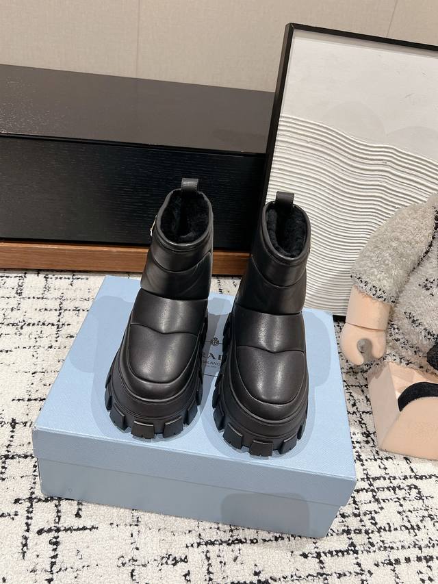 顶级品质 Prada Ss24 New Arrival- 24秋冬新款羊毛雪地靴 进口小牛皮鞋面 尾部皮圈点缀 三角标加持， 高帮皮毛一体 秋冬氛围感拉满保暖又