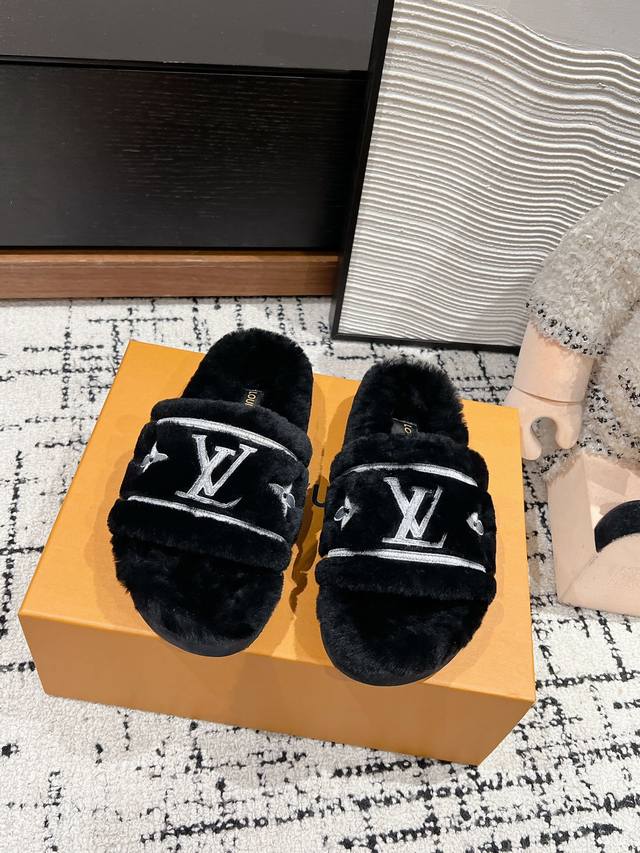 顶级品质 Lv Fw24 New Arrival～ Lv 24秋冬新款毛毛拖鞋 可爱又精致，舒服洋气是关键 皮毛一体材质，发泡鞋底很轻盈～ Size 35-40