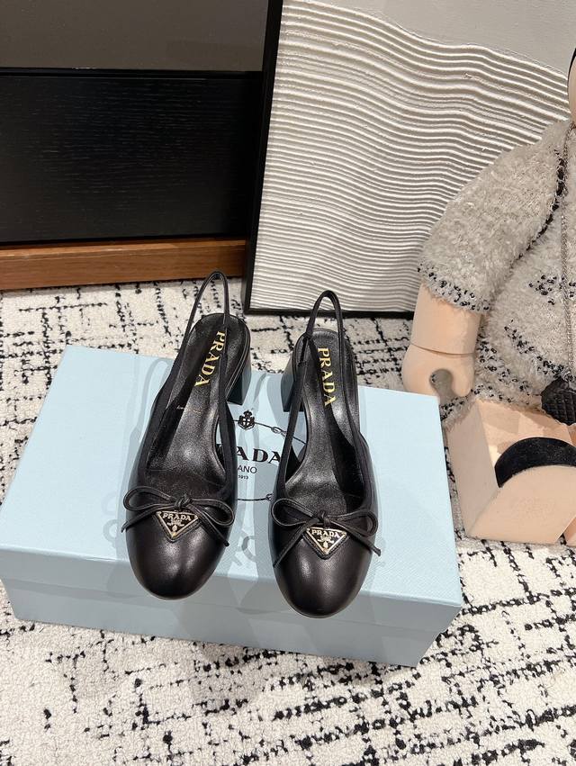 顶级品质 Prada Ss25 New Arrival～ 25春夏系列玛丽珍后空单鞋新品 可爱圆头造型搭配三角标蝴蝶结～非常百搭减龄且不挑人穿～粗跟脚感也是无敌