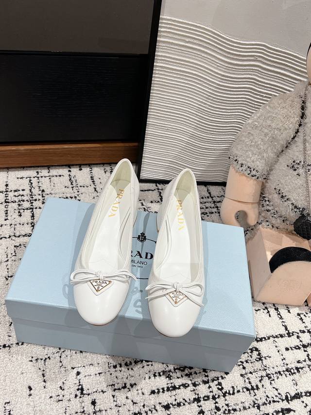 顶级品质 Prada Ss25 New Arrival～ 25春夏系列玛丽珍后空单鞋新品 可爱圆头造型搭配三角标蝴蝶结～非常百搭减龄且不挑人穿～粗跟脚感也是无敌