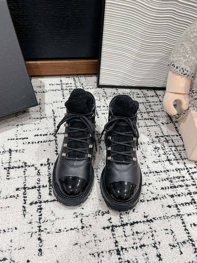 顶级品质 Chanel Ss24 New Arrival～ 小香2024Fw秋冬马丁靴新品 系带小圆头设计，鞋面电绣立体饱满， 细节精致，鞋底发泡材质，脚感轻盈