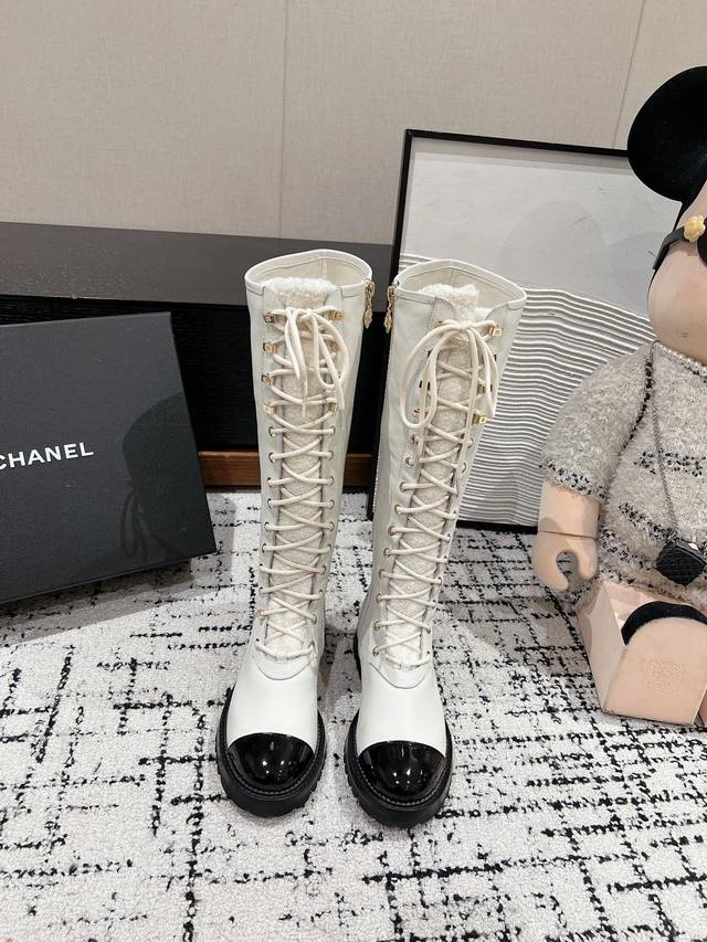 顶级品质 Chanel Ss24 New Arrival～ 小香2024Fw秋冬马丁靴新品 系带小圆头设计，鞋面电绣立体饱满， 细节精致，鞋底发泡材质，脚感轻盈