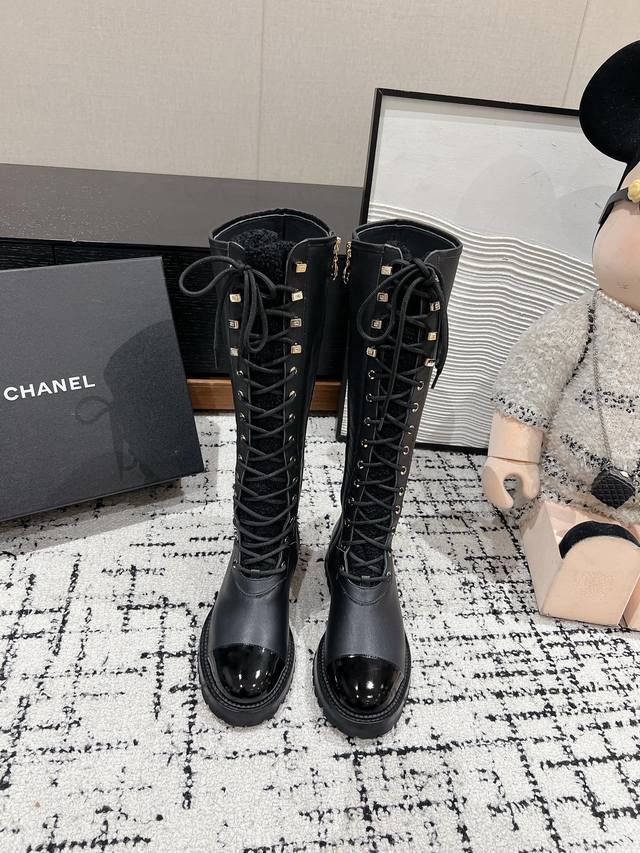 顶级品质 Chanel Ss24 New Arrival～ 小香2024Fw秋冬马丁靴新品 系带小圆头设计，鞋面电绣立体饱满， 细节精致，鞋底发泡材质，脚感轻盈