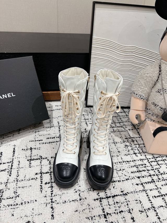 顶级品质 Chanel Ss24 New Arrival～ 小香2024Fw秋冬马丁靴新品 系带小圆头设计，鞋面电绣立体饱满， 细节精致，鞋底发泡材质，脚感轻盈