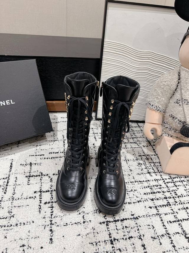 顶级品质 Chanel Ss24 New Arrival～ 小香2024Fw秋冬马丁靴新品 系带小圆头设计，鞋面电绣立体饱满， 细节精致，鞋底发泡材质，脚感轻盈