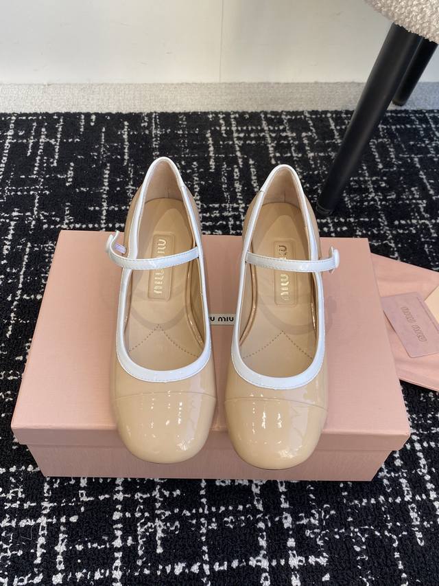 顶级品质 Miumiu Ss25 New Arrival～ Miu家2025春夏粗跟玛丽珍新品 光泽牛漆皮鞋面一字带，鞋跟金属miumiu Logo饰以点缀，细