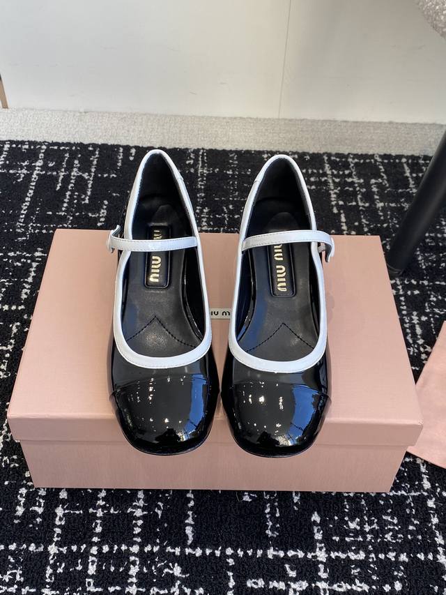 顶级品质 Miumiu Ss25 New Arrival～ Miu家2025春夏粗跟玛丽珍新品 光泽牛漆皮鞋面一字带，鞋跟金属miumiu Logo饰以点缀，细