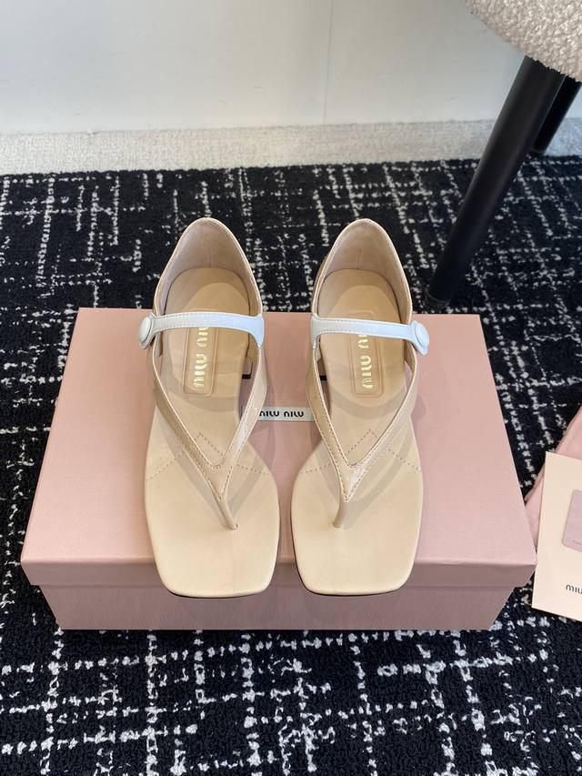 顶级品质 Miumiu Ss25 New Arrival～ Miu家2025春夏粗跟夹趾凉鞋新品 时髦精一定要get的一双凉鞋，丰富视觉效果 时髦但不会过于凌厉