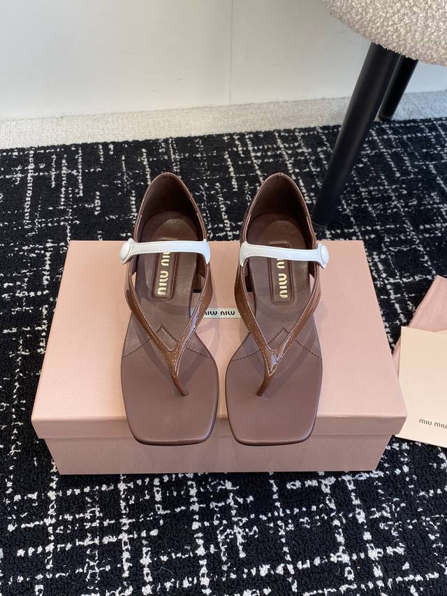 顶级品质 Miumiu Ss25 New Arrival～ Miu家2025春夏粗跟夹趾凉鞋新品 时髦精一定要get的一双凉鞋，丰富视觉效果 时髦但不会过于凌厉