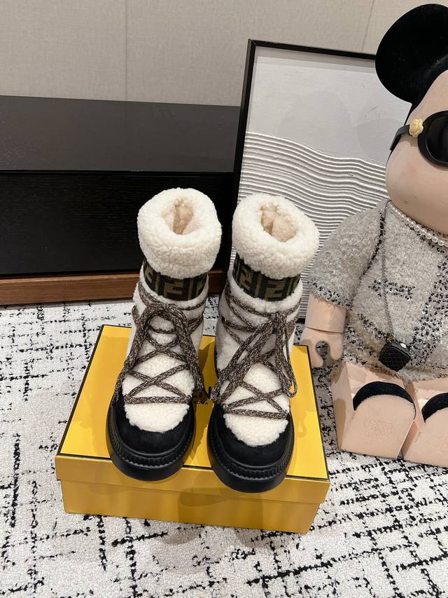 顶级品质 Fendi Fw24 New Arrival～ F家2024秋冬新款羊毛雪地靴 纯皮毛一体羊毛材质！萌萌哒～暖暖哒～ 鞋底高密度发泡材质轻软弹性，脚感