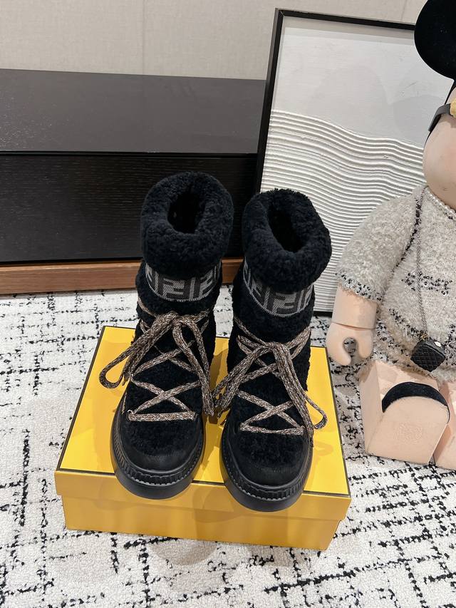 顶级品质 Fendi Fw24 New Arrival～ F家2024秋冬新款羊毛雪地靴 纯皮毛一体羊毛材质！萌萌哒～暖暖哒～ 鞋底高密度发泡材质轻软弹性，脚感