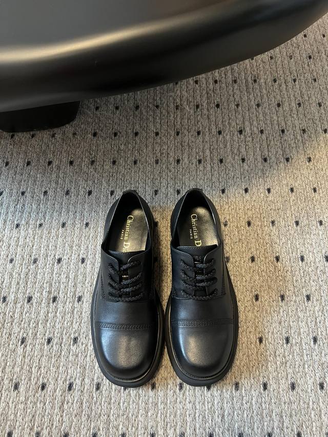 顶级品质 Diorｖfw24 New Arrival～ Dior 迪奥24秋冬新款系带乐福鞋 中性复古 简约高级采用别具一格的设计元素打造醒目的外观。采用牛皮革