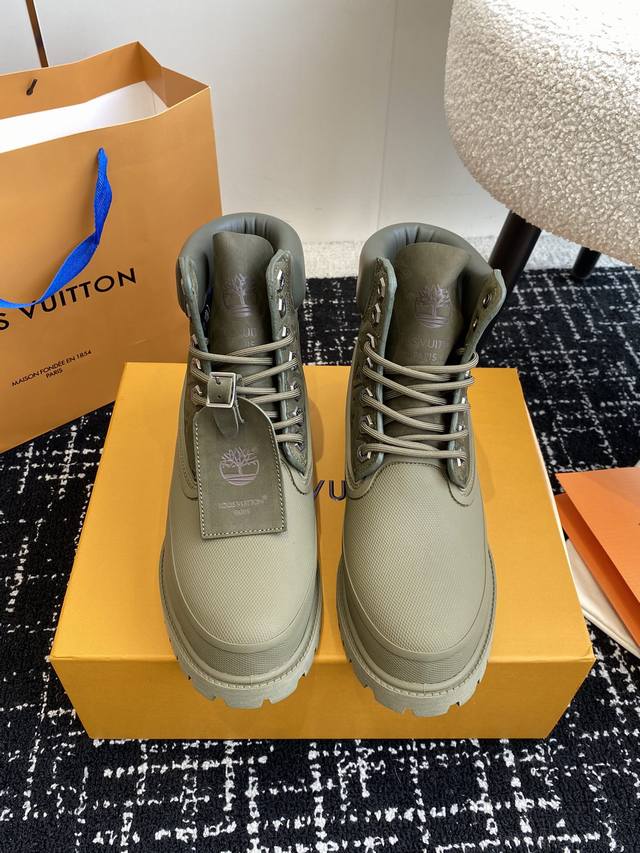 代购级 官网同步盒包装 Lv X Timberland 添柏岚 联名款 老花 压花 大黄靴 及踝靴 短靴 鞋身采用tpu 反水鞋面 超级防水户外最佳选择 Lv