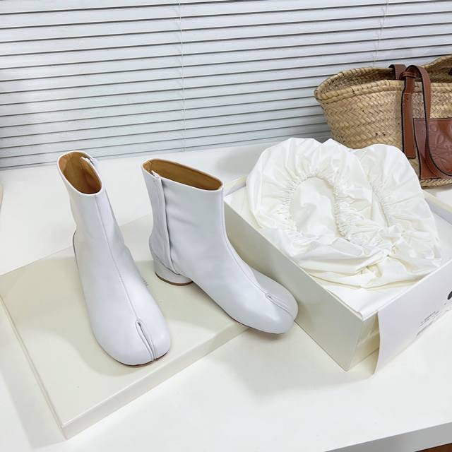 高品质出厂 ！高版本！小众潮牌maison Margiela｜Mm6秋冬经典粗跟分趾短靴！ 骨灰级经典款分趾靴 中意太久了这款马吉拉忍者靴 起初还觉得脚趾分开不