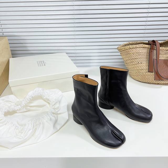 高品质出厂 ！高版本！小众潮牌maison Margiela｜Mm6秋冬经典粗跟分趾短靴！ 骨灰级经典款分趾靴 中意太久了这款马吉拉忍者靴 起初还觉得脚趾分开不