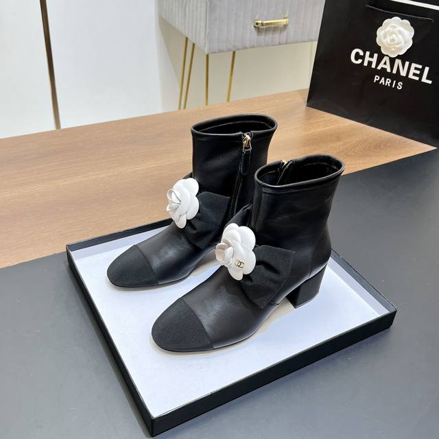 顶级版本 Chanel小香链条山茶花蝴蝶结高跟短靴、马丁靴 Chanel2024新款短靴真的是看不腻，简单大方，拥有香家优雅名媛气质，超级耐看，越穿越香的香奈儿