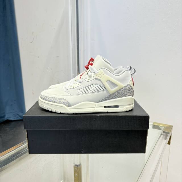 顶级版本 Air Jordan 3.5 Spizike Low 龙年限定 鞋身整体以白色皮革打造，加入酒红色点缀，融合了air Jordan 3的大底和爆裂纹元