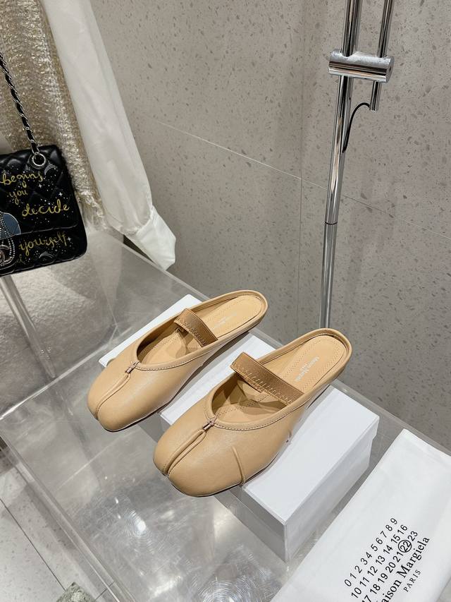 Maison Margiela｜马吉拉mm6 24Ss初夏新品皱褶分趾芭蕾舞鞋 时髦精必入 太太太百搭啦 夏天搭配各种凹造型必备 非常出片！ 定制混种小羊皮水染