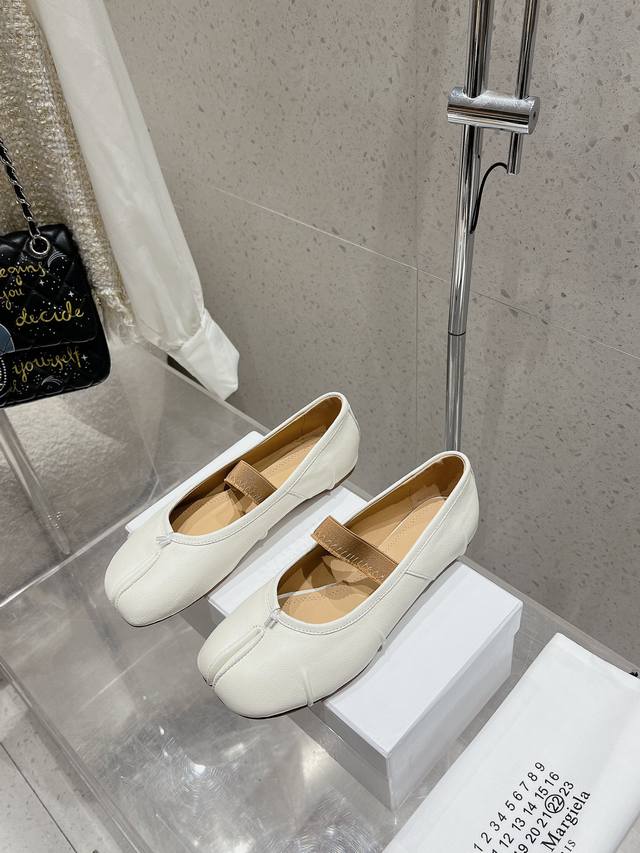 Maison Margiela｜马吉拉mm6 24Ss初夏新品皱褶分趾芭蕾舞鞋 时髦精必入 太太太百搭啦 夏天搭配各种凹造型必备 非常出片！ 定制混种小羊皮水染