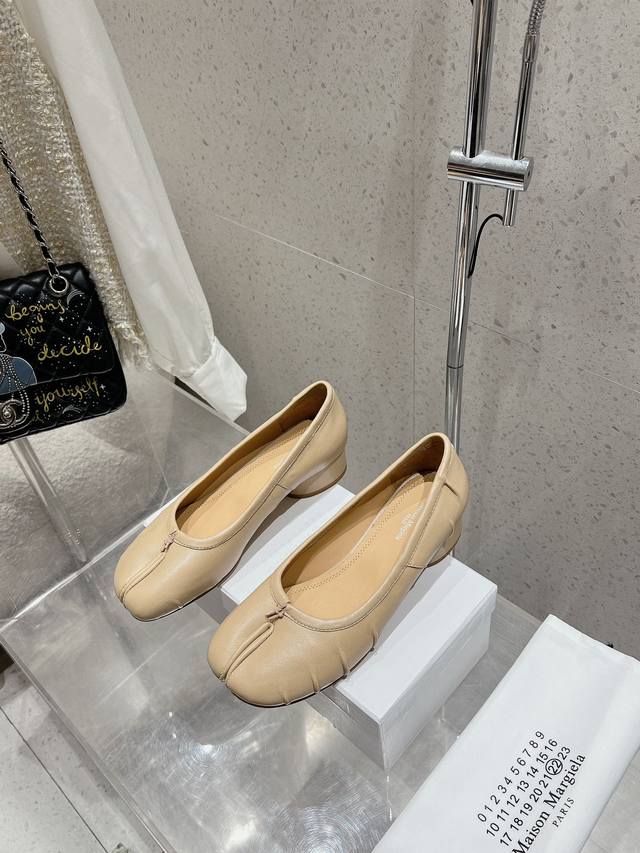 Maison Margiela｜马吉拉mm6 24Ss初夏新品皱褶分趾芭蕾舞鞋 时髦精必入 太太太百搭啦 夏天搭配各种凹造型必备 非常出片！ 定制混种小羊皮水染